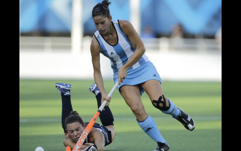 Rocío Sánchez, de Argentina, evita a Michelle Cesan. AP  /