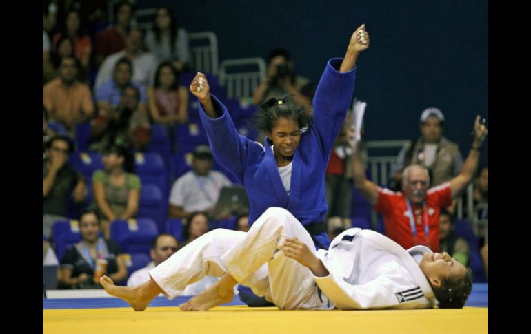 Yaritza celebra su victoria sobre Acosta. REUTERS  /