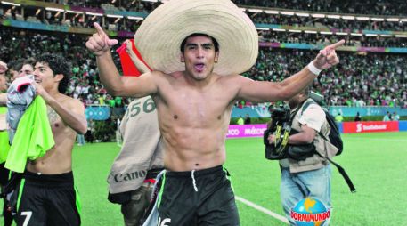 El defensor de Chivas y del Tricolor Panamericano, Miguel Ángel Ponce, celebra la medalla de oro.  /