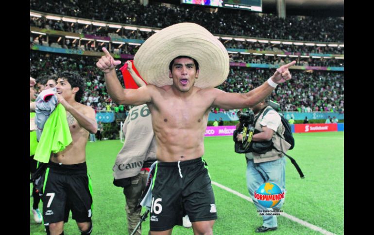 El defensor de Chivas y del Tricolor Panamericano, Miguel Ángel Ponce, celebra la medalla de oro.  /