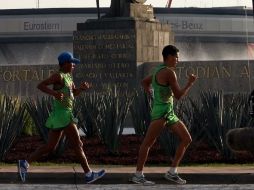 Los ganadores se mantuvieron en el grupo puntero desde los primeros 10 kilómetros del circuito. NOTIMEX  /