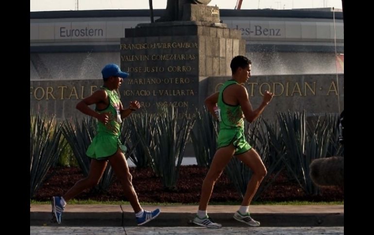 Los ganadores se mantuvieron en el grupo puntero desde los primeros 10 kilómetros del circuito. NOTIMEX  /