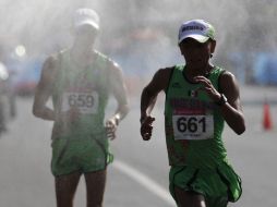 Horacio Nava (izq.) y José Ojeda (der.) hicieron el 1-2 en la caminata de 50 kilómetros. AP  /