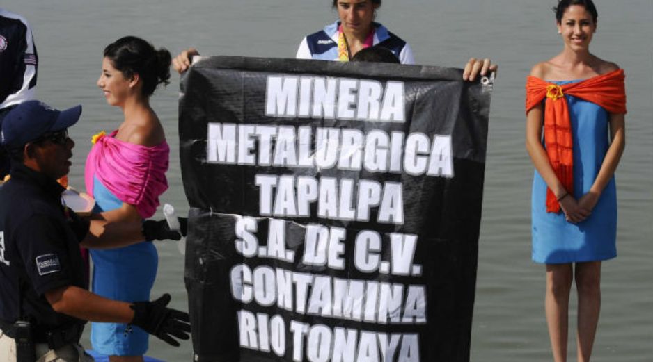 Incluso durante la protesta, a las edecanes no se les desdibujó su sonrisa. EFE  /