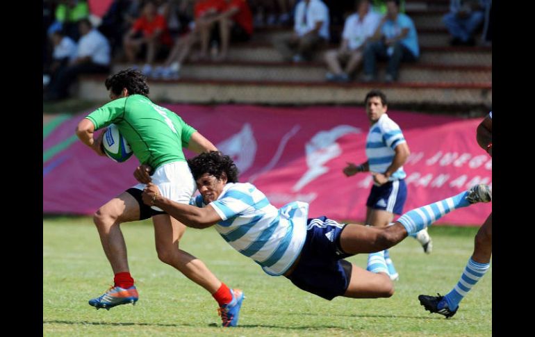 Miguel Carner, del conjunto anfitrión, durante su encuentero con el equipo argentino. MEXSPORT  /