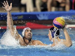 El estadounidense Ryan Bailey (i) disputa el balón con el canadiense Kevin Graham. EFE  /