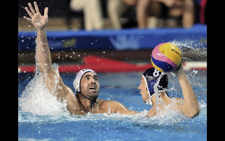 El estadounidense Ryan Bailey (i) disputa el balón con el canadiense Kevin Graham. EFE  /