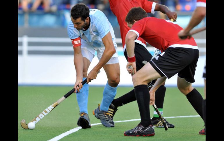 El argentino Lucas Rey (i) disputa la pelota con el canadiense Scott Tupper durante el partido. EFE  /