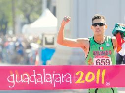 Horacio Nava cruza la meta en primer lugar en la prueba de caminata de 50 kilómetros. EFE  /