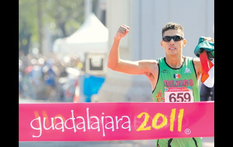 Horacio Nava cruza la meta en primer lugar en la prueba de caminata de 50 kilómetros. EFE  /