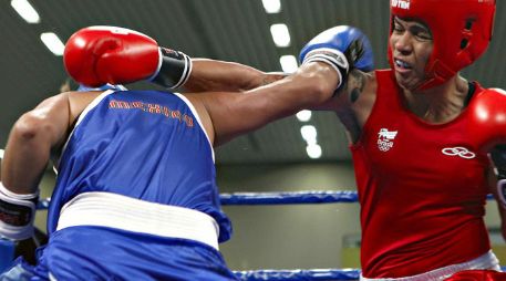 Érika Cruz conecta con la mano derecha al rostro de la boricua Kiria Tapia. MEXSPORT  /