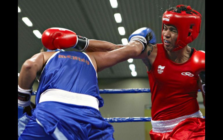 Érika Cruz conecta con la mano derecha al rostro de la boricua Kiria Tapia. MEXSPORT  /