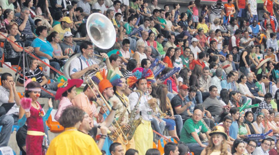 Fiesta en la Unidad Ávila Camacho. El público aprovechó la música.  /