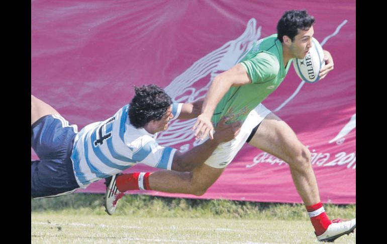 El jugador mexicano Christian Henning evade el tackleo del argentino Manuel Montero. AP  /