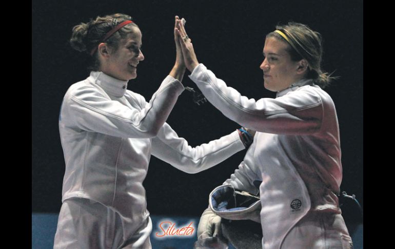 Lindsay Campbell y Courtney Halley, de EU, celebran el oro en espada por equipos. EFE  /