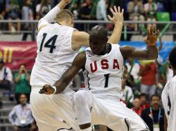 Brian Buch (izq.) y Moses Echambe (der.) festejan la victoria sobre los dominicanos. EFE  /