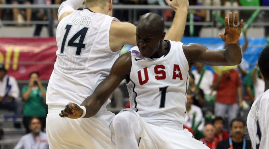 Brian Buch (izq.) y Moses Echambe (der.) festejan la victoria sobre los dominicanos. EFE  /