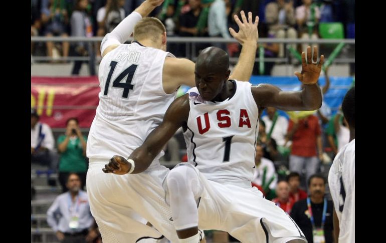 Brian Buch (izq.) y Moses Echambe (der.) festejan la victoria sobre los dominicanos. EFE  /