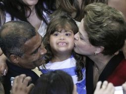 La presidenta Dilma Rousseff (der.) se muesta emocionada en la presentación del programa. REUTERS  /