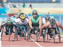 Saúl Mendoza (seg der. a izq.) terminó detrás de Juan Valladares (izq.), pero una descalificación le permitió colgarse el oro. MEXSPORT  /