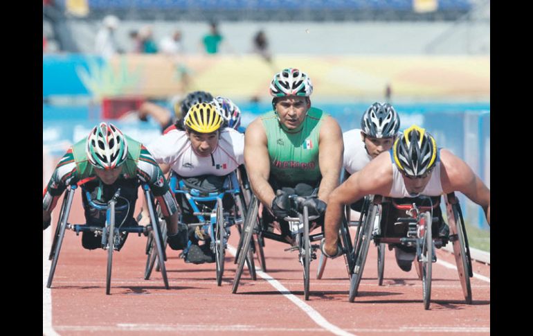 Saúl Mendoza (seg der. a izq.) terminó detrás de Juan Valladares (izq.), pero una descalificación le permitió colgarse el oro. MEXSPORT  /