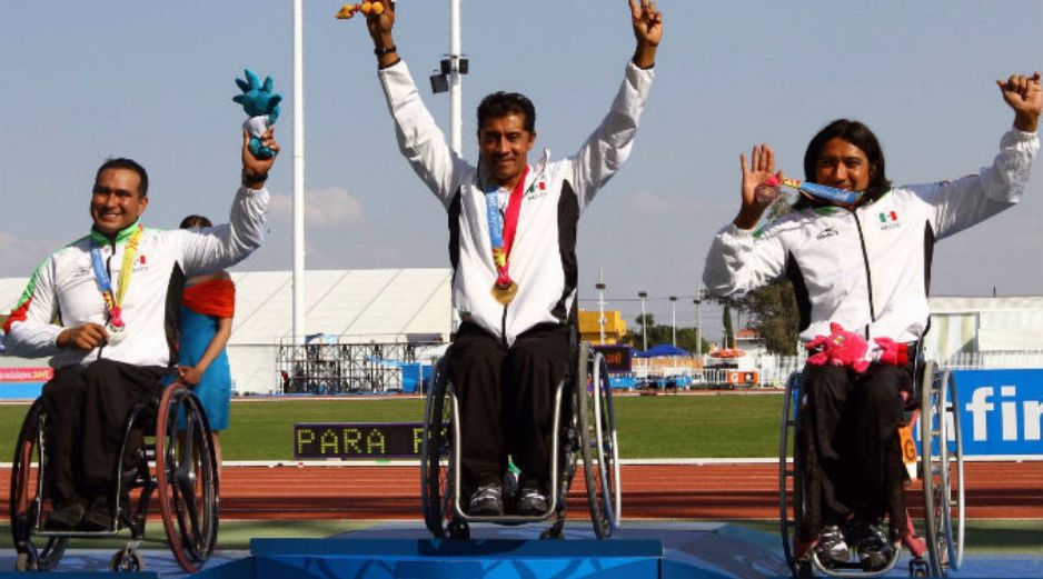 Aarón Gordián, Saúl Mendoza y Martín Velasco para hacer el 1-2-3 y copar el podio en los mil 500m T54. MEXSPORT  /