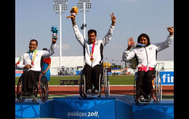 Aarón Gordián, Saúl Mendoza y Martín Velasco para hacer el 1-2-3 y copar el podio en los mil 500m T54. MEXSPORT  /