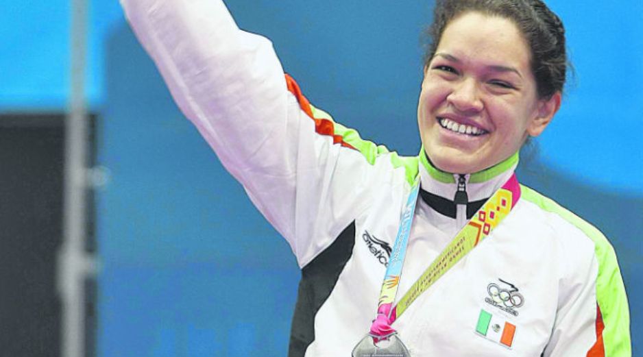 Lenia Ruvalcaba celebra su medalla de plata, que logró en la categoría de menos de 70 kilos. MEXSPORT  /