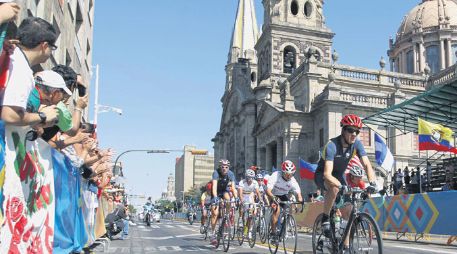 Ciclistas parapanamericanos tomaron Avenida 16 de Septiembre y la convirtieron en una pista de carreras.  /