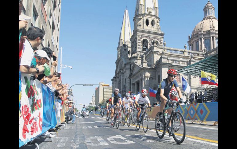 Ciclistas parapanamericanos tomaron Avenida 16 de Septiembre y la convirtieron en una pista de carreras.  /