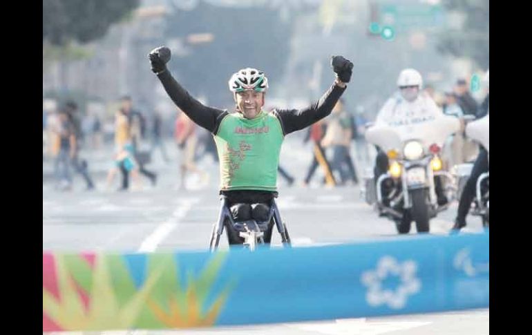 El capitalino Aarón Gordián observa la línea de meta del maratón parapanamericano. EFE  /