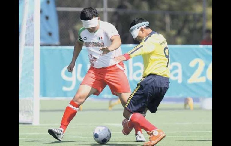 El defensor mexicano Omar Otero disputa la pelota con el atacante colombiano Sebastián Zárate. MEXSPORT  /