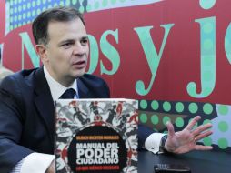 Ulrich Richter presentando su ''Manual del Poder Ciudadano''.  /