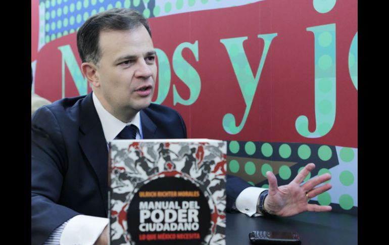 Ulrich Richter presentando su ''Manual del Poder Ciudadano''.  /