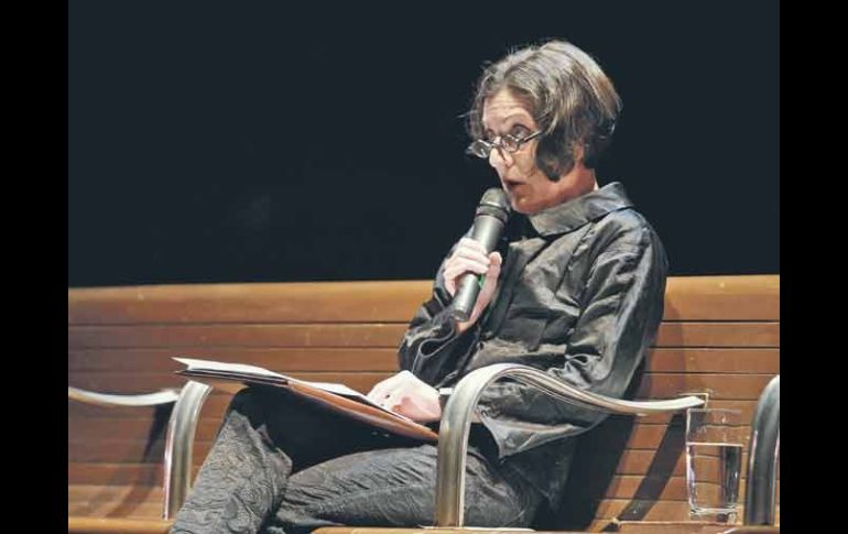 Herta Müller leyó fragmentos de su obra en el Teatro Diana, ayer por la noche.  /