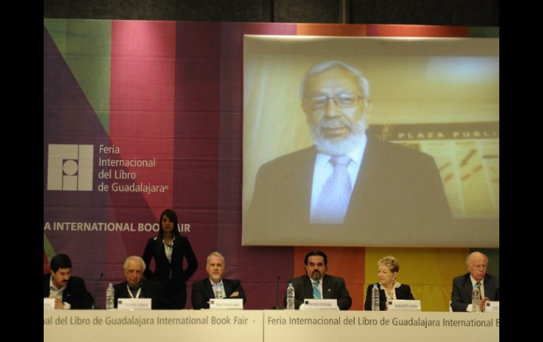 Autoridades de la Universidad de Guadalajara, la FIL y periodistas rinden homenaje a Granados Chapa en el marco de la feria.  /