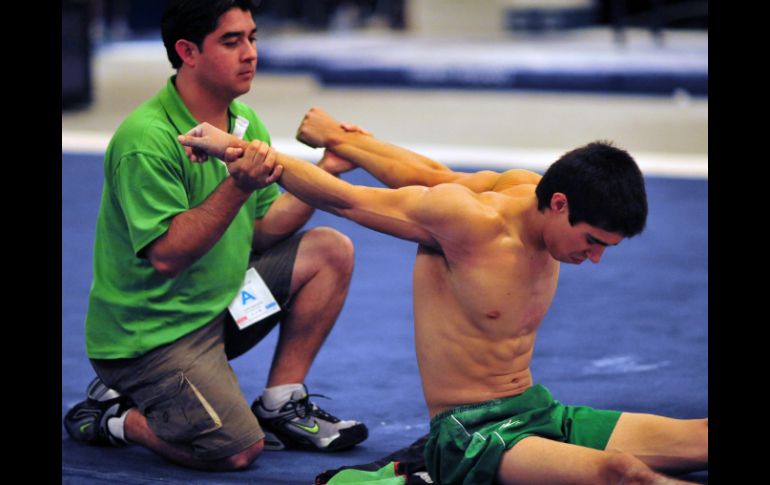 El gimnasta mexicano Daniel Corral participa en una práctica de cara al abierto mexicano de gimnasia. EFE  /