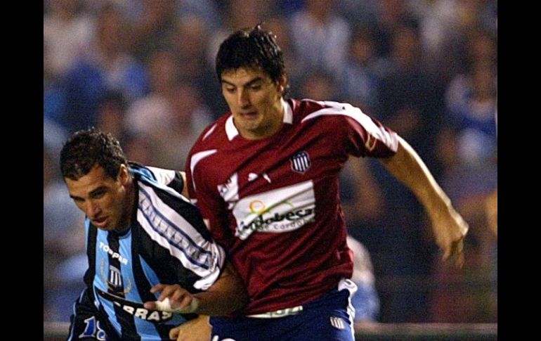 Foto de archivo de Facundo Erpen (centro) cuando militaba en el club aregntino de Talleres. MEXSPORT  /