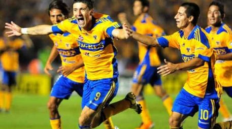 El atacante chileno de Tigres, Héctor Mancilla, colaboró con 16 anotaciones de las 48 que marcó el conjunto norteño en 2011. EFE  /