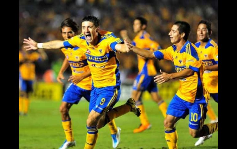 El atacante chileno de Tigres, Héctor Mancilla, colaboró con 16 anotaciones de las 48 que marcó el conjunto norteño en 2011. EFE  /