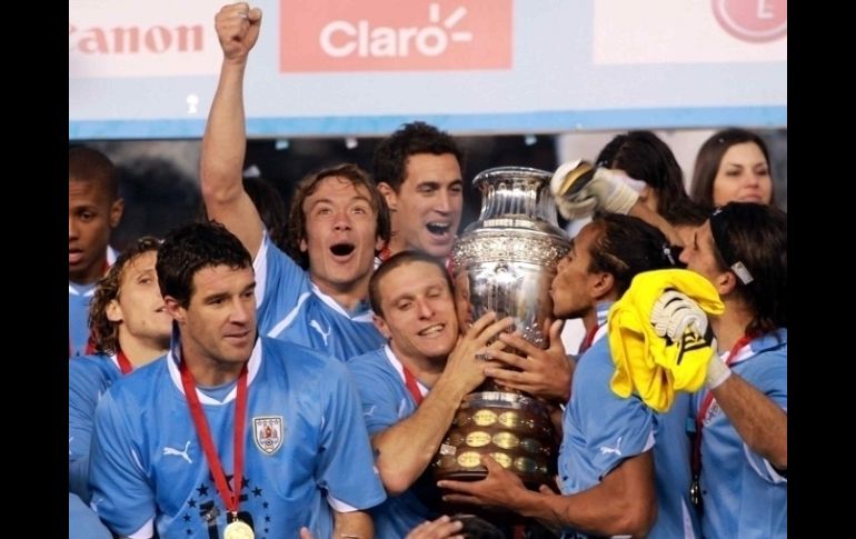 Jugadores uruguayos durante festejo, luego de ganar la Copa América 2011. MexSport  /