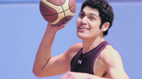 Iván Rangel Uribe, está por ingresar al basquetbol colegial estadounidense, que eventualmente lo llevaría a la NBA.  /