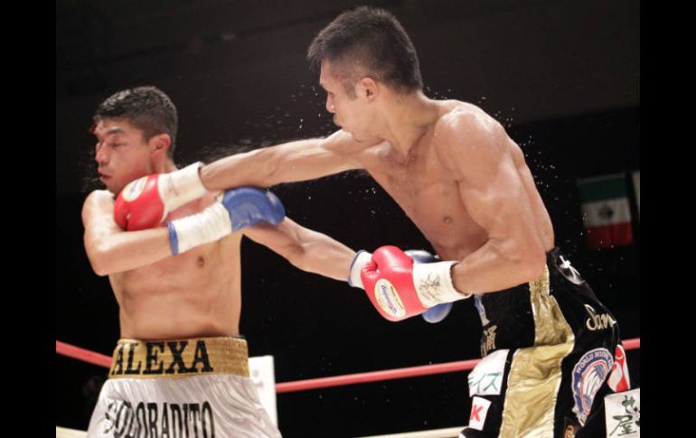 En los 19 segundos de undécimo asalto Uchumiya golpeó con la zurda al mexicano. AP  /