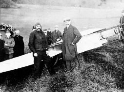 Luis Bleriot tras aterrizar en Inglaterra, habiendo cruzado el Canal de La Mancha en un aeroplano de su manufactura. ARCHIVO  /