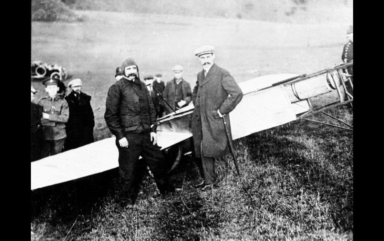 Luis Bleriot tras aterrizar en Inglaterra, habiendo cruzado el Canal de La Mancha en un aeroplano de su manufactura. ARCHIVO  /