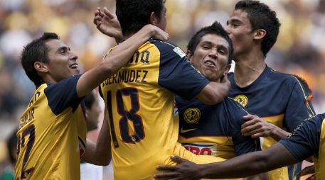 Los jugadores del América celebran el gol de Bemúdez (18) ante Santos. AP  /