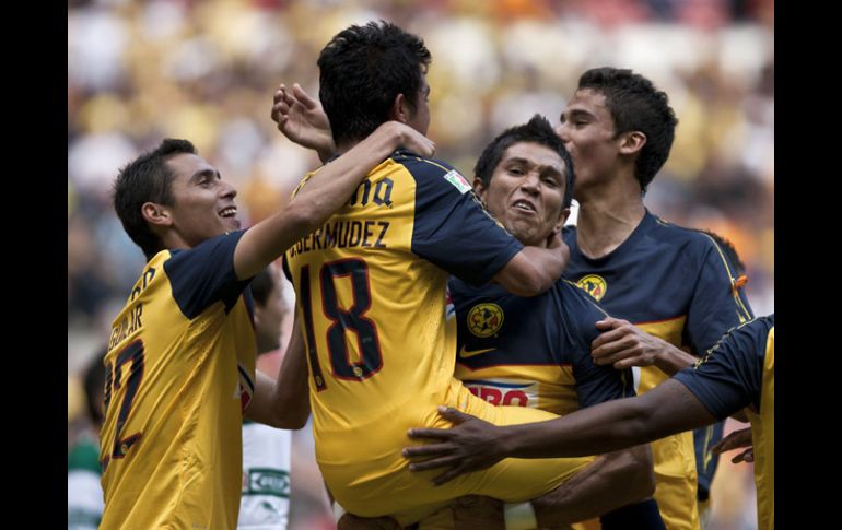 Los jugadores del América celebran el gol de Bemúdez (18) ante Santos. AP  /