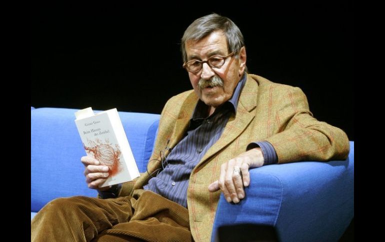 Günter Grass, en una de sus últimas conferencias de prensa, sostiene un ejemplar de su libro ''Pelando la cebolla'', REUTERS  /