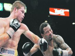 Saúl Álvarez conecta un gancho con la mano izquierda directo a la cara de “Sugar” Shane Mosley. AP  /