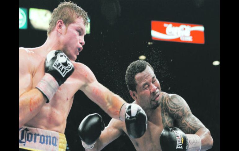 Saúl Álvarez conecta un gancho con la mano izquierda directo a la cara de “Sugar” Shane Mosley. AP  /